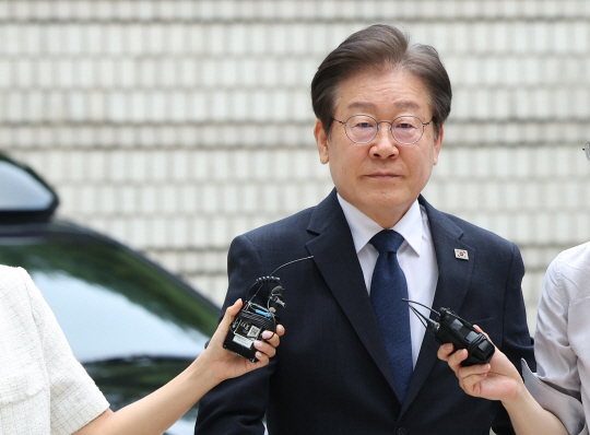 이재명 전 더불어민주당 대표가 13일 오전 서울 서초구 서울중앙지방법원에서 열리는 ‘대장동 배임·성남FC 뇌물’ 1심 속행 공판에 출석하기 위해 법정으로 향하고 있다. 연합뉴스
