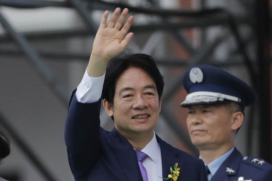 지난 5월 20일 취임한 라이칭더 대만총통이 취임식 자리에서 손을 흔들고 있다. AP 뉴시스