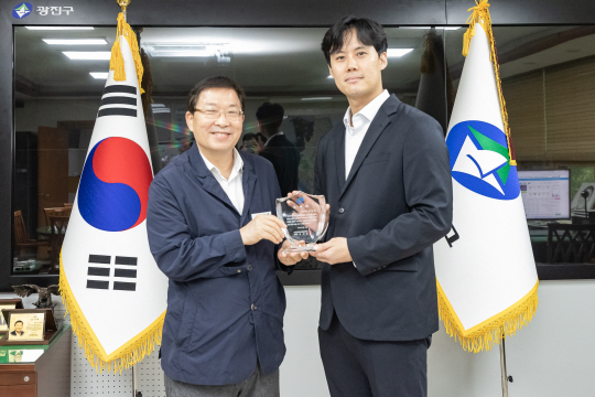 김경호(왼쪽) 서울 광진구청장이 12일 수도권공공서비스노동조합 광진지부로부터 감사패를 전달 받고 기념촬영을 하고 있다. 광진구청 제공