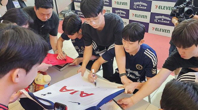 강원 FC의 양민혁이 지난달 29일 서울 송파구 롯데월드몰에서 열린 팀 K리그 선수단 팬 사인회에서 토트넘 홋스퍼 유니폼에 사인을 하고 있다. 연합뉴스