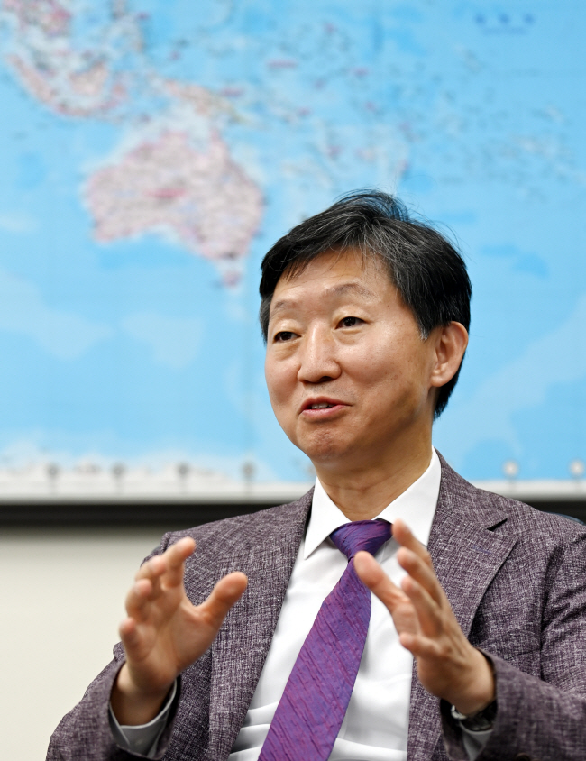 우병렬 이민정책연구원장이 지난 9일 서울 양천구 이민정책연구원 본원 사무실에서 이민 정책과 관련해 당면한 주요 과제와 해결 방안에 대해 설명하고 있다. 박윤슬 기자