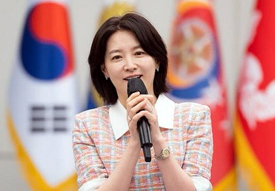 지난 6월 4일 서울 용산구 육군호텔에서 열린 ‘육군 부사관 다둥이 가족 초청행사’에 참석한 배우 이영애. 이영애 아버지는 6·25 참전용사, 시아버지는 육사출신 참전군인이다. 육군 제공