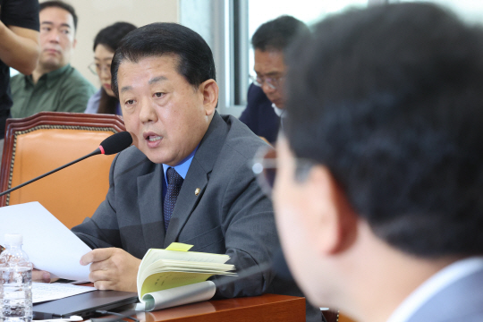 김병주 더불어민주당 의원이 지난 1일 오전 서울 여의도 국회에서 열린 국방위원회 전체회의에서 국방부 장관 등 정부 관계자 출석요구서를 보내지 않은 것에 대해 성일종 국방위원장에게 항의발언을 하고 있다. 뉴시스