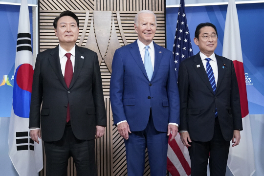 윤석열 대통령이 지난해 11월 APEC 정상회의에 참석해 조 바이든 미국 대통령, 기시다 후미오 일본 총리와 함께 기념촬영을 하고 있다. AP 뉴시스