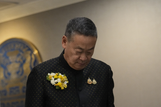 태국 헌법재판소에 의해 해임이 결정된 세타 타위신 태국 총리가 14일 기자회견을 마친 뒤 정부청사를 떠나고 있다. AP 연합뉴스