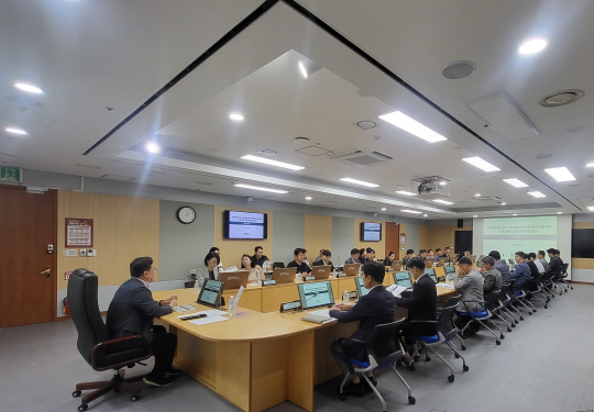 지난 13일 경기 용인시청에서 황준기(왼쪽 첫번째) 용인시 제2부시장이 참석한 가운데 ‘노후계획도시정비계획 용역 보고회’가 열리고 있다. 용인시청 제공