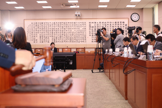 정청래 국회 법사위원장이 14일 국회에서 열린‘검사(김영철) 탄핵소추사건 조사 청문회’에서 의사봉을 두드리고 있다. 뉴시스