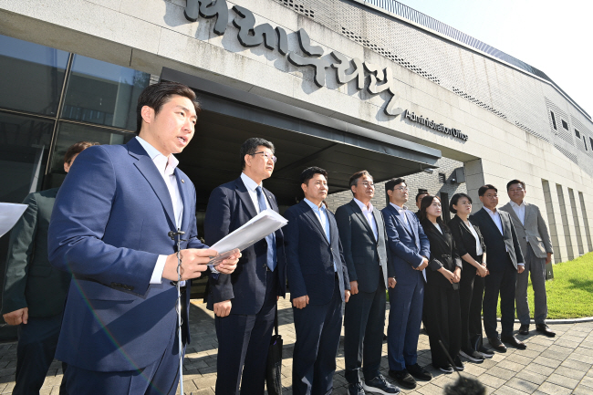 14일 오전 충남 천안시 독립기념관에서 독립기념관장 임명 진상 규명을 위한 현장 조사에 나선 백범 김구 선생의 증손자인 김용만(왼쪽) 의원 등 더불어민주당 소속 국회 정무위원들이 기자회견을 하고 있다. 백동현 기자
