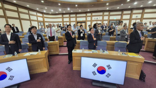 국회 국방위원회 소속 유용원 국민의힘 의원실과 KMA역사포럼이 14일 오후 국회의원회관 제1소회의실에서 공동 개최한 안보정책세미나에서 참석자들이 국민의례를 하고 있다. 유용원 의원실 제공