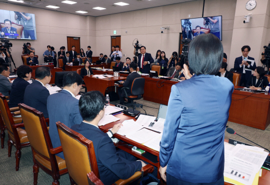 전현희 더불어민주당 의원이 송석준 국민의힘 의원과 14일 서울 여의도 국회에서 열린 제417회 국회 임시회 제1차 법제사법위원회, 검사(김영철) 탄핵소추사건 조사 청문회에서 언쟁을 벌이고 있다. 뉴시스
