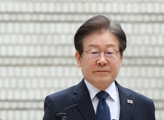 더불어민주당 이재명 전 대표가 13일 오전 서울 서초구 서울중앙지방법원에서 열리는 ‘대장동 배임·성남FC 뇌물’ 1심 속행 공판에 출석하기 위해 법정으로 향하고 있다. 연합뉴스
