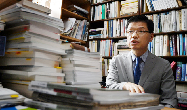 김명섭 연세대 정치외교학과 교수가 지난 12일 서울 서대문구 연세대 신촌캠퍼스에서 본보와 인터뷰하며 ‘건국절 논란’에 대한 견해를 밝히고 있다. 박윤슬 기자