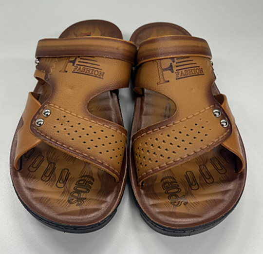 국내 기준치의 167.5배 초과하는 프탈레이트계 가소제 성분이 검출된 샌들. 테무에서 판매 중이다. 서울시 제공