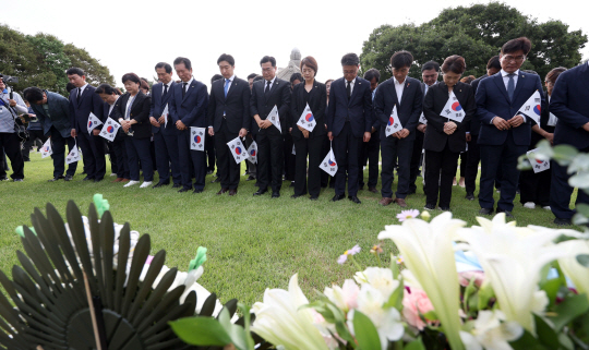 더불어민주당 박찬대 당대표 직무대행 겸 원내대표 등 의원들이 제79주년 광복절인 15일 서울 용산구 효창공원 백범 김구 선생 묘역에서 참배하고 있다. 뉴시스