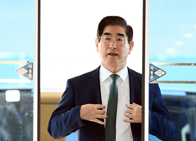 김용현 국방부 장관 후보자가 16일 오전 서울 용산구 육군회관에 마련된 인사청문회 준비단 사무실로 들어서고 있다. 박윤슬 기자