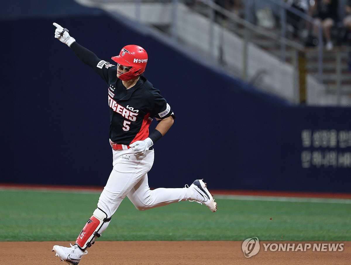 (서울=연합뉴스) 15일 오후 서울 구로구 고척스카이돔에서 열린 프로야구 KIA와 키움의 경기. 5회초 1사 1루 상황에서 KIA 김도영이 투런홈런을 치며 30홈런-30도루 최연소 기록을 달성, 그라운드를 달리고 있다. 2024.8.15