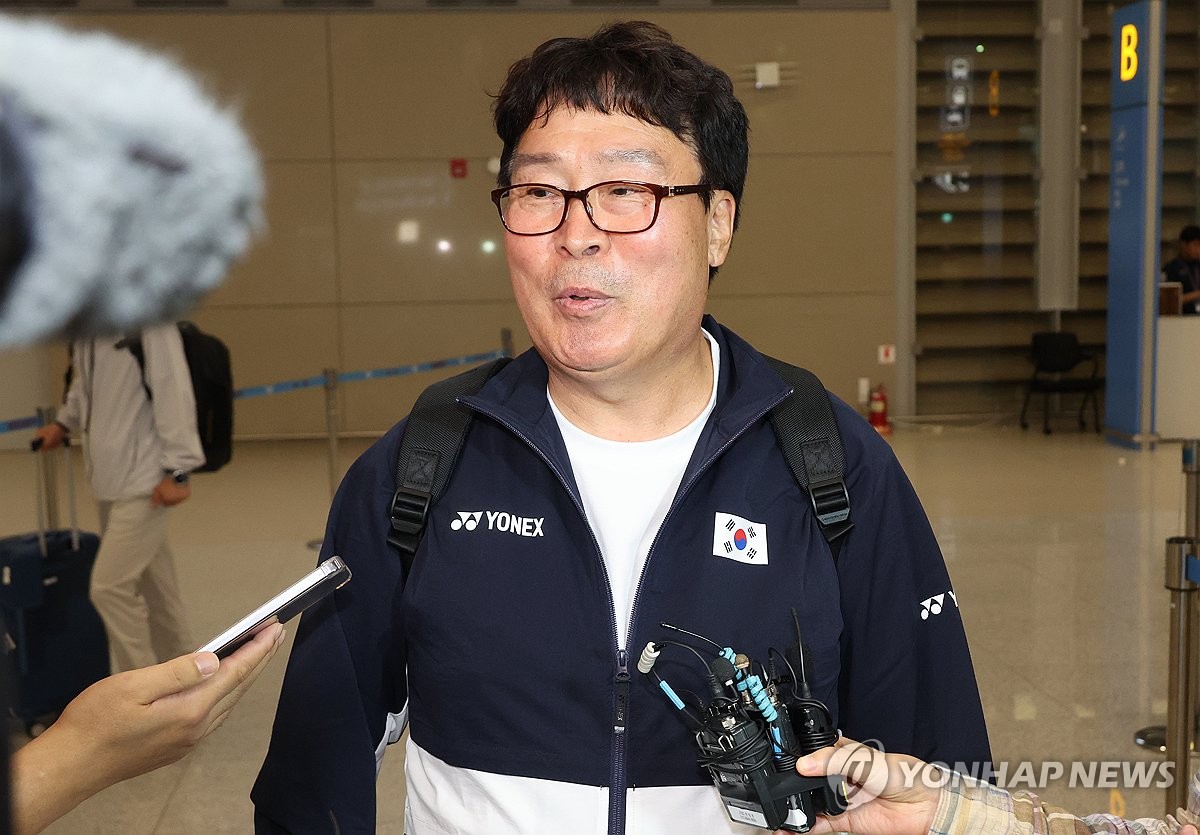 (영종도=연합뉴스) 7일 귀국한 김택규 대한배드민턴협회장이 인천공항에서 기자들의 질문에 답하고 있다. 파리올림픽에 동행한 김 회장은 선수단보다 먼저 돌아왔다. 2024.8.7