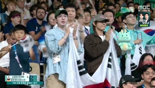 지난 10일(현지시간) 프랑스 파리에서 열린 2024년 파리 올림픽에 출전한 국가대표팀을 응원하는 이상일 용인시장 등 시청 직원과 조아용 봉제인형이 중개 화면에 포착됐다. MBC 화면 갈무리