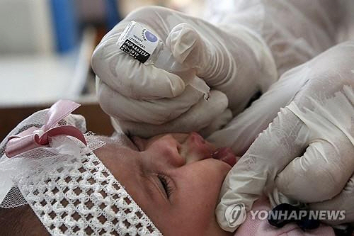 가자지구서 경구용 소아마비 백신을 투여하고 있는 모습. 사진 연합뉴스.
