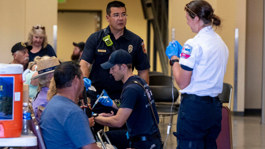 17일(현지시간) 콜로라도에서 온열질환으로 응급 처치받는 에어쇼 관람객들. AP 연합뉴스