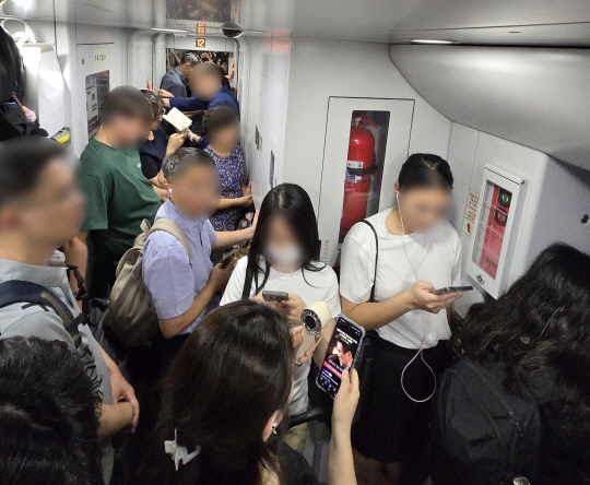 KTX 열차 궤도 이탈 여파로 열차가 줄줄이 지연된 18일 오후 서울행 KTX 열차 내부가 승객들로 붐비고 있다. 연합뉴스