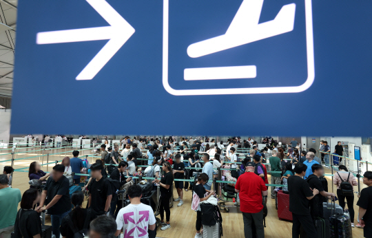 지난 4일 인천국제공항 제1여객터미널 출국장이 여행객들로 북적이고 있다. 뉴시스