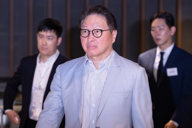 최태원 SK그룹 회장이 19일 오전 서울 광진구 워커힐호텔에서 열린 SK그룹 이천포럼 회의장으로 향하고 있다. 이천포럼은 SK그룹 최고경영진이 모두 참여하는 행사로, 인공지능(AI) 생태계를 확장하는 방안 등을 집중적으로 모색한다. 연합뉴스