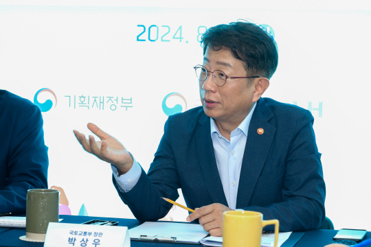 박상우 국토교통부 장관이 20일 최상목 부총리 겸 기획재정부 장관과 함께 신축매입임대 및 부천대장 3기 신도시 건설 현장을 방문한 자리에서 발언하고 있다. 국토부 제공