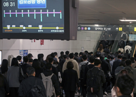 김포골드라인 김포공항역 승강장이 승객들로 붐비고 있다. 사진은 지난해 4월 14일 오전 모습. 뉴시스