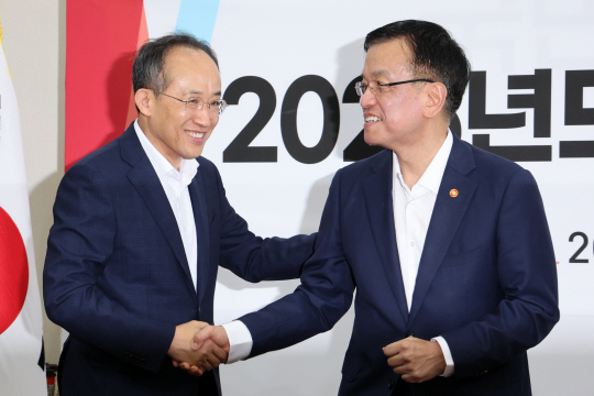 추경호(왼쪽) 국민의힘 원내대표와 최상목 경제부총리 겸 기획재정부 장관이 20일 오전 서울 여의도 국회에서 열린 2025년도 예산안 관련 당정협의회에서 악수하고 있다. 뉴시스
