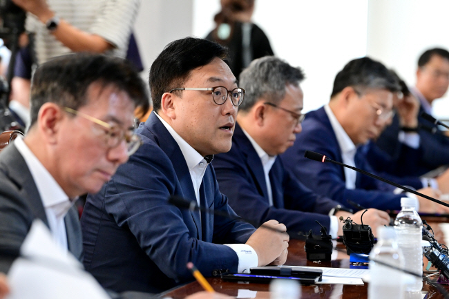 김병환(왼쪽 두 번째) 금융위원장이 20일 서울 중구 명동 은행회관에서 은행장들과 가진 은행권 간담회에서 모두 발언을 하고 있다. 문호남 기자