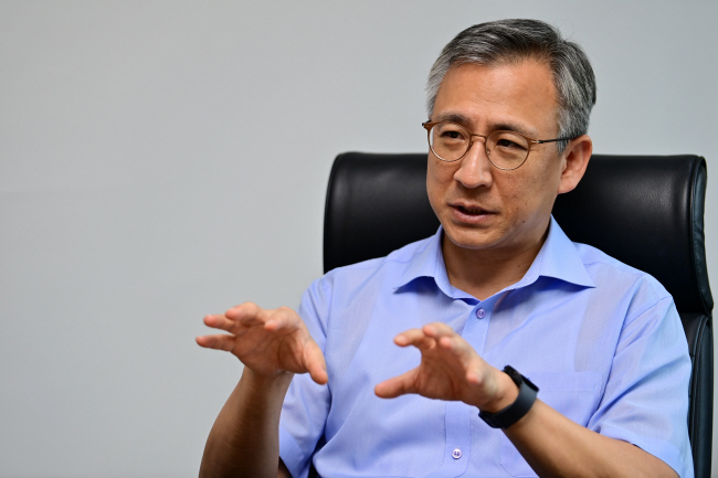 마상윤 한국국제정치학회장이 지난 19일 문화일보 본사에서 미국 대선 시나리오별 한국의 안보·경제·사회 분야 대응 방안에 대해 설명하고 있다. 문호남 기자