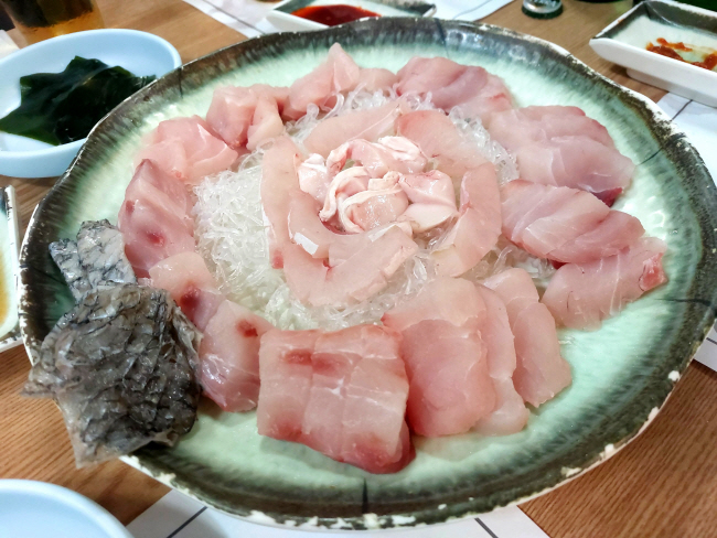 서울 종로 ‘홍어랑 민어랑’의 민어회. 두툼하게 숭덩숭덩 썰어냈다.