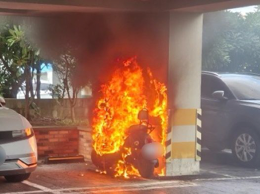 7월 27일 오전 11시33분쯤 제주시 외도일동 한 아파트 주차장에 세워진 전기오토바이에서 화재가 발생했다는 신고가 접수됐다. 제주도소방안전본부 제공