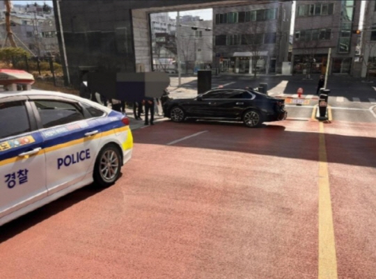 아파트 출입구 통행을 방해한 A 씨의 차량. 온라인 커뮤니티 캡처