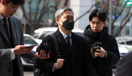 김성수(가운데) 카카오엔터테인먼트 대표가 지난 2월 1일 서울 양천구 서울남부지법에서 열린 영장실질심사에 출석하고 있다. 뉴시스