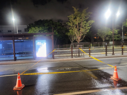 22일 새벽 부산 동구 수정동 인근 상수도관이 파열돼 도로에 물이 흘러 나오고 있다. 부산소방재난본부 제공