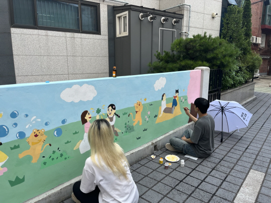 고려대 ‘한국화회’ 동아리 학생들이 벽화를 그리고 있다. 동대문구청 제공
