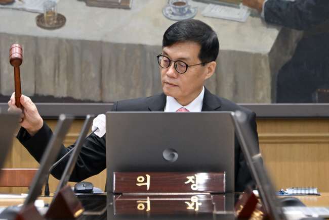 이창용 한국은행 총재가 22일 서울 중구 남대문로 본점에서 열린 금융통화위원회에서 개회를 알리는 의사봉을 두드리고 있다.  문호남 기자