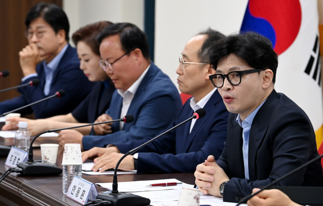 한동훈(오른쪽) 국민의힘 대표가 22일 오전 서울 영등포구 여의동 당사에서 열린 최고위원회의에서 발언하고 있다. 곽성호 기자