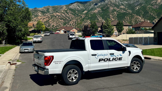 22일 미국 유타주 샌터퀸에서 5세 소년의 권총 오발 사망사고가 발생한 가운데 현지 경찰차가 도로를 막은 채 현장을 통제하고 있다. KSLTV 캡처