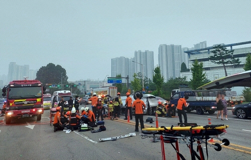 24일 오전 경기 안산시에서 발생한 교통사고 현장. 경기도 소방재난 본부