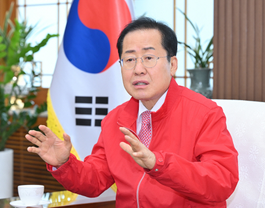 홍준표 대구시장이 지난 6월 27일 대구시장 집무실에서 취임 2주년을 맞아 지역, 국가 현안에 대해 입장을 밝히고 있다. 대구시 제공