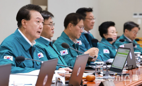 윤석열 대통령이 지난 19일 서울 용산 대통령실 청사에서 열린 을지 및 제36회 국무회의에서 "정규전, 비정규전, 사이버전은 물론 가짜뉴스를 활용한 여론전과 심리전이 혼합된 하이브리드 형태로 진행되고 있다"며 대응 태세를 주문하고 있다.대통령실통신사진기자단