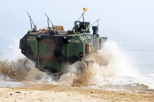 한미 해군·해병대가 경북 포항 일대에서 오는 26일부터 연합상륙훈련인 2024년 쌍룡훈련을 하는 가운데 25일 포항 해안에서 미 해병대의 최신 차륜형 상륙장갑차 ACV가 바다로 돌진하고 있다. 연합뉴스