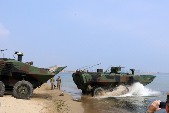 한미 해군·해병대가 경북 포항 일대에서 연합상륙훈련인 2024년 쌍룡훈련을 하는 가운데 25일 포항 해안에서 미 해병대의 최신 차륜형 상륙장갑차 ACV가 바다로 돌진하고 있다. 연합뉴스