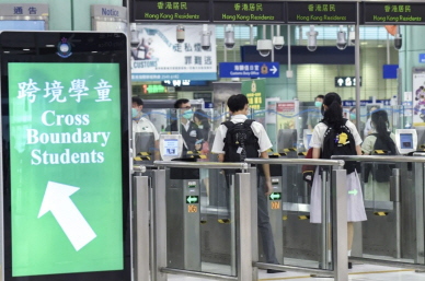 학생들이 홍콩으로 들어가는 입국심사대를 통과하고 있다. SCMP 캡처