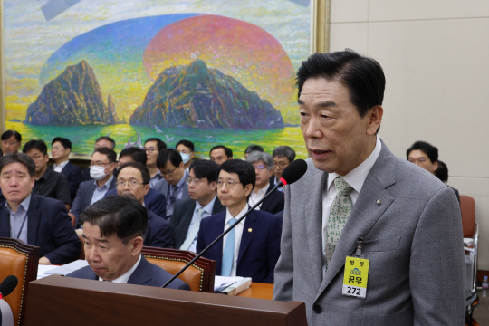 김형석 독립기념관장이 26일 오전 국회에서 열린 정무위원회 전체회의에서 위원 질의에 답하고 있다. 연합뉴스