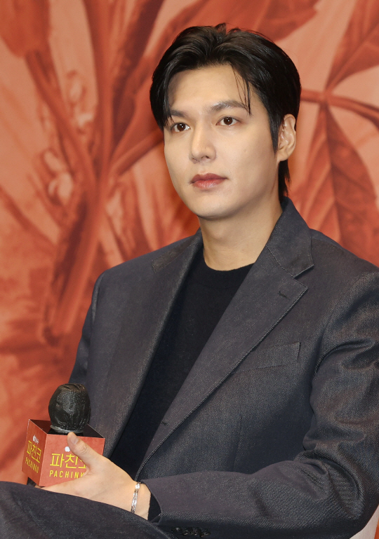 배우 이민호가 23일 오전 서울 강남구 서울파르나스호텔에서 열린 애플TV+ 오리지널 드라마 ‘파친코’ 시즌2 제작발표회에서 취재진의 질문을 듣고 있다.(연합뉴스)