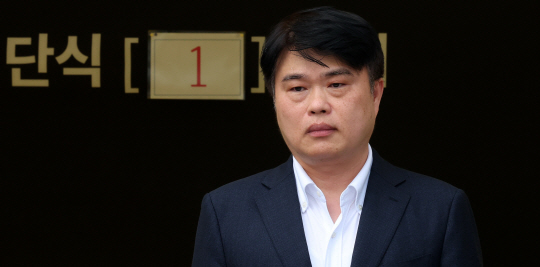 임현택 대한의사협회 회장이 26일 오후 서울 용산구 대한의사협회 앞에서 ‘국민생명을 구하기 위한 대통령·국회 결단 촉구’ 단식투쟁 돌입 기자회견을 하고 있다. 뉴시스